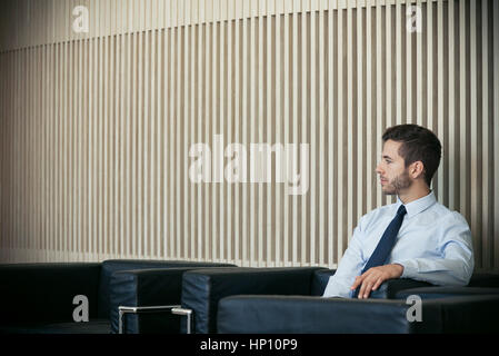 Businessman sitting in waiting room Banque D'Images