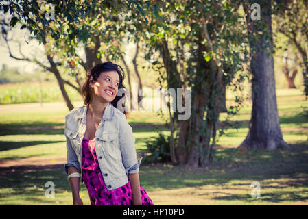 Young woman in park Banque D'Images