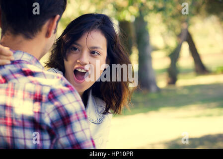 Jeune femme faisant face à l'ami Banque D'Images
