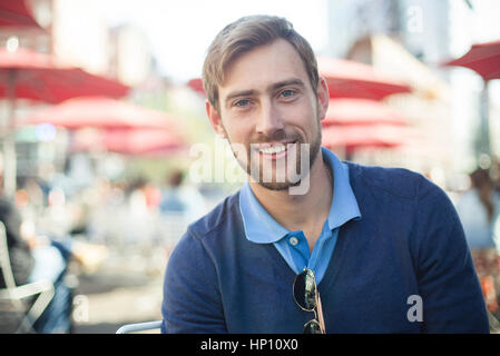 Young man smiling outdoors, portrait Banque D'Images