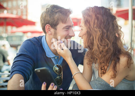 Affectueux couple outdoors Banque D'Images