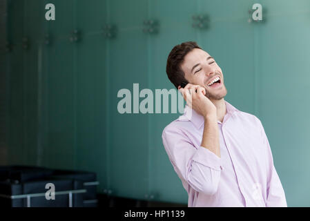 Businessman talking on cell phone Banque D'Images