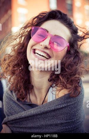 Femme portant des lunettes roses, rire, portrait Banque D'Images