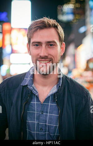 Jeune homme à Times Square, New York City, New York, USA Banque D'Images