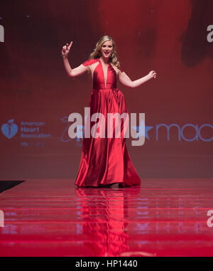 New York, NY USA - 9 Février 2017 : Bonnie Somerville dans Carmen Marc Valvo marche piste pour la robe rouge Collection 2017 Fashion show par Macys à Hammerstein Ballroom au centre de Manhattan American Heart Association de prestations Banque D'Images