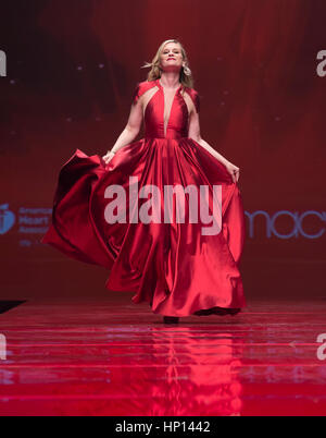 New York, NY USA - 9 Février 2017 : Bonnie Somerville dans Carmen Marc Valvo marche piste pour la robe rouge Collection 2017 Fashion show par Macys à Hammerstein Ballroom au centre de Manhattan American Heart Association de prestations Banque D'Images