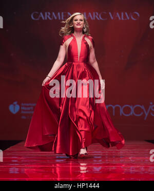 New York, NY USA - 9 Février 2017 : Bonnie Somerville dans Carmen Marc Valvo marche piste pour la robe rouge Collection 2017 Fashion show par Macys à Hammerstein Ballroom au centre de Manhattan American Heart Association de prestations Banque D'Images