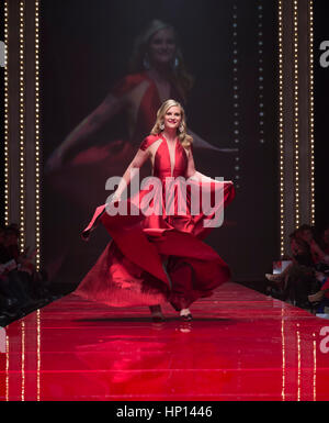 New York, NY USA - 9 Février 2017 : Bonnie Somerville dans Carmen Marc Valvo marche piste pour la robe rouge Collection 2017 Fashion show par Macys à Hammerstein Ballroom au centre de Manhattan American Heart Association de prestations Banque D'Images