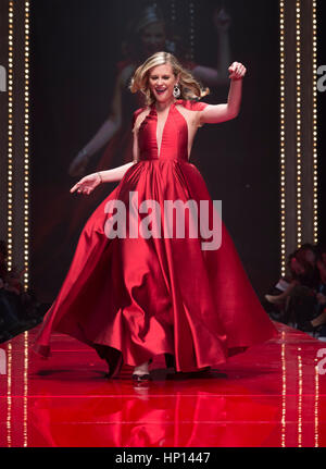 New York, NY USA - 9 Février 2017 : Bonnie Somerville dans Carmen Marc Valvo marche piste pour la robe rouge Collection 2017 Fashion show par Macys à Hammerstein Ballroom au centre de Manhattan American Heart Association de prestations Banque D'Images