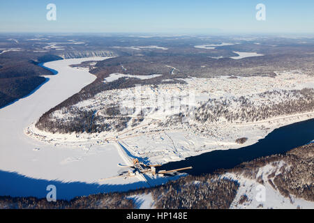 Station hydroélectrique sur la rivière de montagne en hiver, vue du dessus Banque D'Images