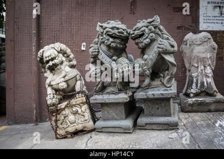 Style Chinois statues lion assis dans une ruelle à Hong Kong Banque D'Images