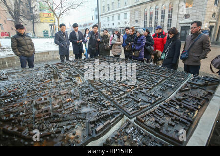 ZAGREB, CROATIE - 15 janvier 2017 : les touristes à visiter la maquette de la ville de Zagreb expose à la place d'Europe en centre-ville de Zagreb, Cr Banque D'Images