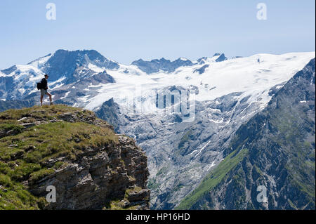 Une femme à la Meije glacier de plateau d'Emparis, Oisans, Alpes, France Banque D'Images