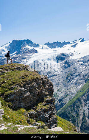 Une femme à la Meije glacier de plateau d'Emparis, Oisans, Alpes, France Banque D'Images