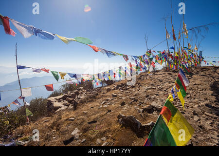 Drapeaux de prière bouddhiste sur une montagne dans l'himalaya, près de kanchenjunga, Népal Banque D'Images