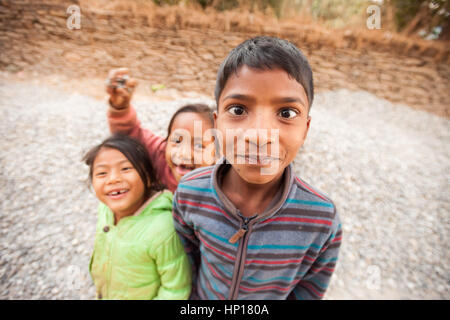 BANDIPUR, NÉPAL - 21 décembre 2016 : les enfants népalais jouer autour de l'appareil photo, 21 décembre 2016 À Bandipur, Népal Banque D'Images