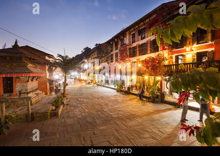 BANDIPUR, NÉPAL - 21 décembre 2016 : cafés et restaurants au crépuscule, 21 décembre 2016 À Bandipur, Népal Banque D'Images