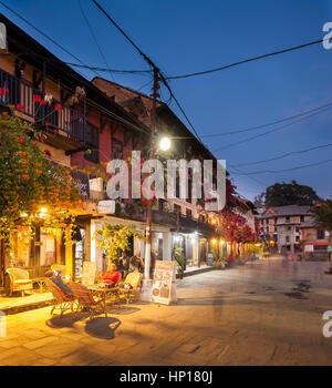 BANDIPUR, NÉPAL - 21 décembre 2016 : cafés et restaurants au crépuscule, 21 décembre 2016 À Bandipur, Népal Banque D'Images