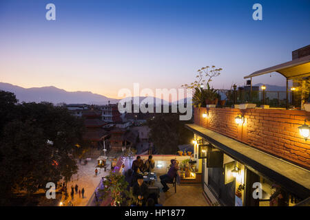Katmandou, Népal - 16 décembre 2016 : : restaurant et vue sur templetaleju à Durbar Square, 16 décembre 2016 à Katmandou, Népal Banque D'Images