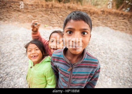 BANDIPUR, NÉPAL - 21 décembre 2016 : les enfants népalais jouer autour de l'appareil photo, 21 décembre 2016 À Bandipur, Népal Banque D'Images