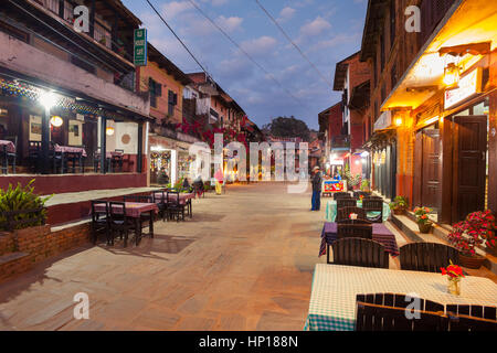 BANDIPUR, NÉPAL - 21 décembre 2016 : cafés et restaurants au crépuscule, 21 décembre 2016 À Bandipur, Népal Banque D'Images