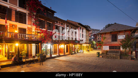 BANDIPUR, NÉPAL - 21 décembre 2016 : cafés et restaurants au crépuscule, 21 décembre 2016 À Bandipur, Népal Banque D'Images