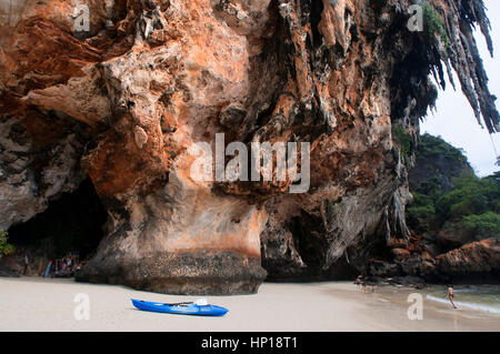 Des kayaks à happy island, hat phra nang, railay, province de Krabi, Thaïlande, Asie du Sud-Est, Asie. hat Phra Nang Beach, railay beach, forme l'un des t Banque D'Images