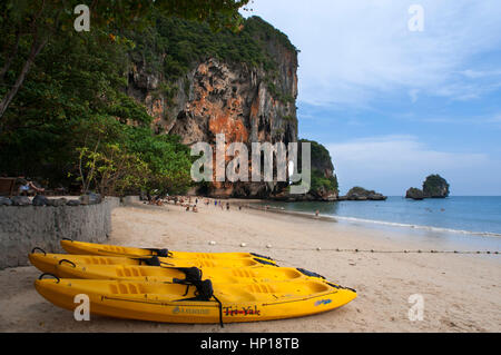 Des kayaks à happy island, hat phra nang, railay, province de Krabi, Thaïlande, Asie du Sud-Est, Asie. hat Phra Nang Beach, railay beach, forme l'un des t Banque D'Images