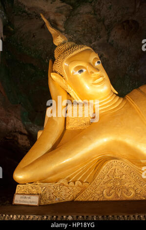 Wat Tham Suwan Khuha Grotte bouddhiste, Phang Nga Bay, province de Krabi, Thaïlande, Asie du Sud-Est, en Asie. Bouddha couché et moine bouddhiste dans la grotte Tham Yai Banque D'Images