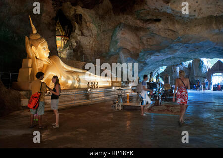 Wat Tham Suwan Khuha Grotte bouddhiste, Phang Nga Bay, province de Krabi, Thaïlande, Asie du Sud-Est, en Asie. Bouddha couché et moine bouddhiste dans la grotte Tham Yai Banque D'Images