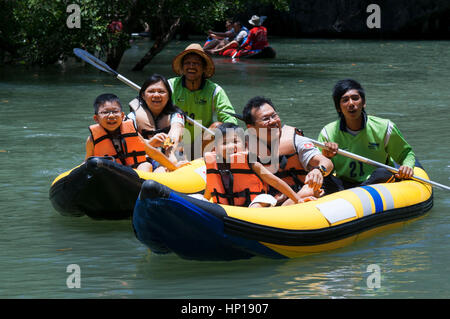 Kayak kayak de mer Ao Thalane Thaïlande Krabi Ao Nang bay Phang Nga activité aventure Banque D'Images