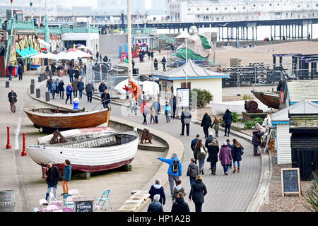 Les visiteurs à marcher le long du front de mer de Brighton en hiver - Février 2017 Banque D'Images