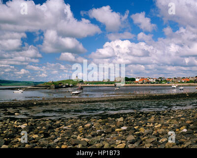 L'Île Sainte, Northumberland, England, UK : vue sur le port intérieur à l'acier fin (à gauche), Prieuré de Lindisfarne (centre) & village (à droite). Banque D'Images