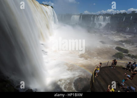 Foz do Iguaçu, Brésil. 16 février 2017. Vue des visiteurs sur la passerelle près des cascades pendant la journée ensoleillée dans le parc national d'Iguaçu, État de Parana, Brésil. Crédit : Andre M. Chang/Alamy Live News Banque D'Images