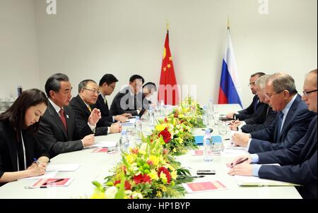 Bonn, Allemagne. 16 Février, 2017. Le Ministre chinois des affaires étrangères Wang Yi (2L) se réunit avec son homologue Sergueï Lavrov (2e R) durant le Groupe des Vingt (G20) réunion des ministres des affaires étrangères à Bonn, Allemagne, 16 février 2017. Credit : Luo Huanhuan/Xinhua/Alamy Live News Banque D'Images