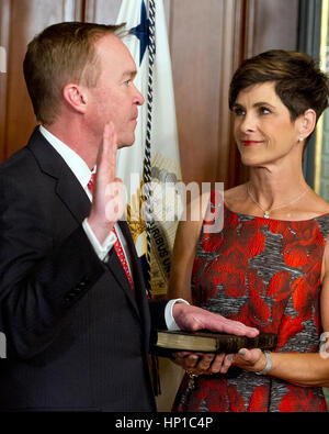 Ancien représentant des États-Unis Mick Mulvaney (républicain de Caroline du Sud), gauche, prête le serment d'office d'être directeur de l'Office of Management and Budget (OMB) dans le bureau de cérémonie du Vice-président à la Maison Blanche à Washington, DC le jeudi 16 février, 2017. L'épouse de Mulvaney, Pamela West Mulvaney, détient la Bible à droite. Credit : Ron Sachs/piscine par CNP /MediaPunch Banque D'Images