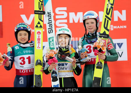 Pyeongchang, Corée du Sud. 16 Février, 2017. (L-R) Yuki Ito, Sara Takanashi (JPN), Maren Lundby (NI) Le Saut à Ski : Sara Takanashi (C) du Japon célèbre avec deuxième placé Yuki Ito (L) du Japon et le troisième placé Maren Lundby de Norvège sur le podium après la coupe du monde de saut à ski FIS Normal femmes Hill particulier (HS109) à l'Alpensia Pyeongchang en centre de saut à ski, la Corée du Sud. Credit : Hitoshi Mochizuki/AFLO/Alamy Live News Banque D'Images