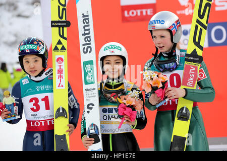 Pyeongchang, Corée du Sud. 16 Février, 2017. (L-R) Yuki Ito, Sara Takanashi (JPN), Maren Lundby (NI) Le Saut à Ski : Sara Takanashi (C) du Japon célèbre avec deuxième placé Yuki Ito (L) du Japon et le troisième placé Maren Lundby de Norvège sur le podium après la coupe du monde de saut à ski FIS Normal femmes Hill particulier (HS109) à l'Alpensia Pyeongchang en centre de saut à ski, la Corée du Sud. Credit : Hitoshi Mochizuki/AFLO/Alamy Live News Banque D'Images