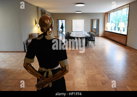 Krefeld, Allemagne. Feb 17, 2017. Une statue d'une femme de ménage dans la Mies van der Rohe Haus Lange conçu à Krefeld, Allemagne, 17 février 2017. Duo d'artistes scandinaves (Danemark) Michael Elmgreen et Ingar Dragset (Norvège) ont eu l'exécuter de la chambre pour une installation artistique qui prend le sujet La Grande-Bretagne a décidé de quitter l'Union européenne connu sous le nom de 'Brexit'. La pièce est centrée sur une famille allemande de quitter la Grande-Bretagne et leur retour en Allemagne à la suite du référendum. Photo : Federico Gambarini/dpa/Alamy Live News Banque D'Images