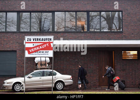 Krefeld, Allemagne. Feb 17, 2017. Une voiture avec des plaques d'un Britannique et vendus en dehors de la connexion Mies van der Rohe Haus Lange conçu à Krefeld, Allemagne, 17 février 2017. Duo d'artistes scandinaves (Danemark) Michael Elmgreen et Ingar Dragset (Norvège) ont eu l'exécuter de la chambre pour une installation artistique qui prend le sujet La Grande-Bretagne a décidé de quitter l'Union européenne connu sous le nom de 'Brexit'. La pièce est centrée sur une famille allemande de quitter la Grande-Bretagne et leur retour en Allemagne à la suite du référendum. Photo : Federico Gambarini/dpa/Alamy Live News Banque D'Images