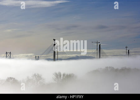 Inverkeithing, Ecosse, Royaume-Uni. 17 Février, 2017. Les tours de la nouvelle traversée de Queensferry pont sur le Forth Estuary sortir de la brume du matin, avec les tours du pont routier existant à l'arrière-plan, Crédit : Ken Jack/Alamy Live News Banque D'Images