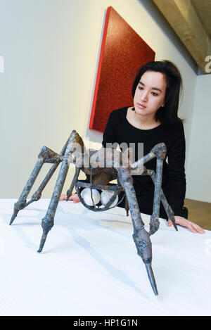 Londres, Royaume-Uni. 17 février 2017. Un membre du personnel vues "une araignée' par Louise Bourgeois, à un essai de 'Traumatismes :/Bourgeois Kusama'. L'exposition est consacrée au travail de Louise Bourgeois et Yayoi Kusama, et prend place à Sotheby's S/2 Galerie 23 février au 13 avril. Crédit : Stephen Chung / Alamy Live News Banque D'Images