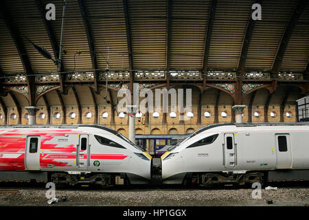 York, Royaume-Uni. Feb 17, 2017. Un nouveau fait-Hitachi 125mph 800 classe "Azuma" electro-diesel train station à York attend avant de commencer les essais à grande vitesse entre York et à Darlington, en préparation de ses 2018 mise en service sur le prestige Londres King's Cross à Édimbourg de routage pour les trains Virgin rail de la côte est de création. Les trains sont fabriqués par Hitachi Rail Europe à leur Newton Aycliffe site dans le comté de Durham. Crédit : david soulsby/Alamy Live News Banque D'Images