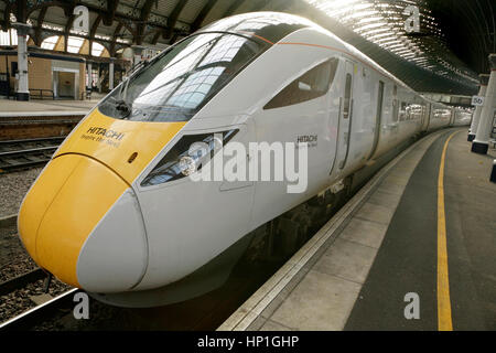 York, Royaume-Uni. Feb 17, 2017. Un nouveau fait-Hitachi 125mph 800 classe "Azuma" electro-diesel train station à York attend avant de commencer les essais à grande vitesse entre York et à Darlington, en préparation de ses 2018 mise en service sur le prestige Londres King's Cross à Édimbourg de routage pour les trains Virgin rail de la côte est de création. Les trains sont fabriqués par Hitachi Rail Europe à leur Newton Aycliffe site dans le comté de Durham. Crédit : david soulsby/Alamy Live News Banque D'Images