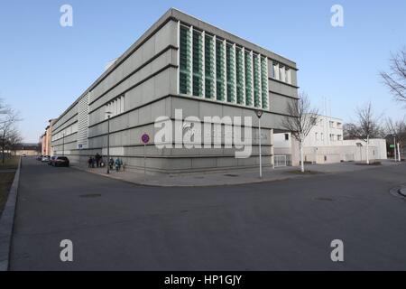 Gera, Allemagne. Feb 17, 2017. L'extérieur de l'Université de SSR pour la santé à Gera, Allemagne, 17 février 2017. La ville a été officiellement reconnue comme ville universitaire. Nouvelle limite de la ville de signes doivent être fixées avec la désignation officielle. Le nouveau statut est une aubaine pour l'Gera, la municipalité la plus importante entre Leipzig et Nuremberg. On espère qu'il vous donnera un avantage dans la concurrence entre les villes pour attirer les investissements et l'emploi. Photo : Bodo/Schackow Zentralbild-dpa/dpa/Alamy Live News Banque D'Images