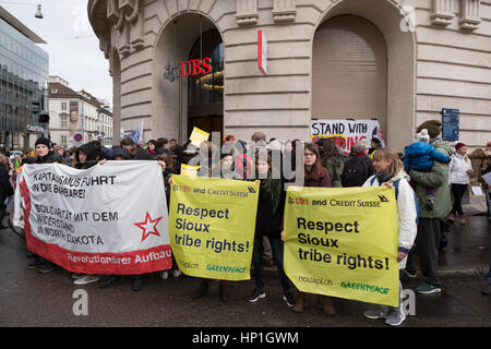 Bâle, Suisse. Feb 17, 2017. Une manifestation pacifique devant les bureaux des deux grandes banques suisses, UBS et Credit Suisse, dans un effort pour empêcher le financement de l'accès du Dakota (Pipeling DAPL). Crédit : Stephen Allen/Alamy Live News Banque D'Images