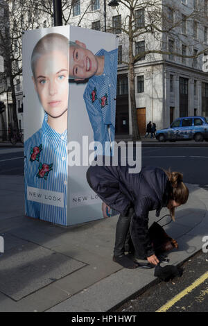 Londres, Royaume-Uni. Feb 17, 2017. Londres, Royaume-Uni. Feb 17, 2017. Une dame met sur ses talons extérieur London Fashion Week dans le Strand, à Londres, au Royaume-Uni. La Semaine de la mode de Londres est un salon d'habillement tenue à Londres deux fois par an, en février et septembre. C'est l'un des "grands" quatre semaines de la mode, avec le New York, Milan et Paris. Le secteur de la mode joue un rôle important dans l'économie britannique avec les six jours de la Semaine de la mode de Londres seul estimé à 269 millions € en râteau chaque saison. Credit : RichardBaker/Alamy Live News Banque D'Images