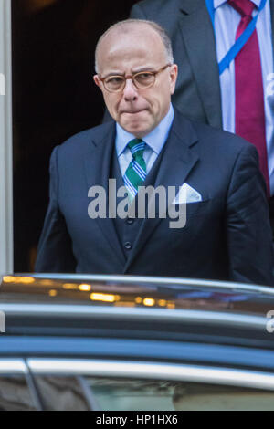 Londres, Royaume-Uni. Feb 17, 2017. Downing Street, Londres, 17 février 2017. Le Premier ministre français, Bernard Cazeneuve laisse 10, Downing Street, à la suite de discussions bilatérales avec le Premier ministre britannique Theresa Mai Crédit : Paul Davey/Alamy Live News Banque D'Images