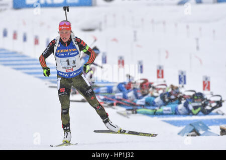 Hochfilzen, en Autriche. Feb 17, 2017. Laura Dahlmeier de Allemagne en action au cours de la women's 4x6 km relais lors de la Coupe du Monde de biathlon à Hochfilzen, en Autriche, le 17 février 2017. Photo : Martin Schutt/dpa-Zentralbild/dpa/Alamy Live News Banque D'Images