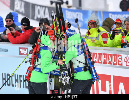 Hochfilzen, en Autriche. Feb 17, 2017. L'équipe allemande épouse Laura Dahlmeier (c) après le relais 4x6 km pendant la Coupe du Monde de biathlon à Hochfilzen, en Autriche, le 17 février 2017. Photo : Martin Schutt/dpa-Zentralbild/dpa/Alamy Live News Banque D'Images